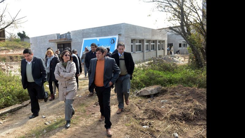 La Gobernadora inauguró edificio escolar en Guayamba