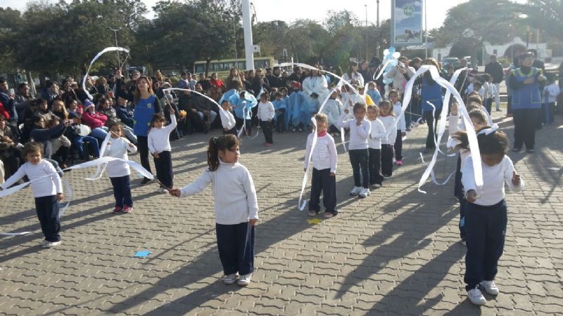 Los niños de Jardines de Infantes cumplieron su Homenaje a la Bandera