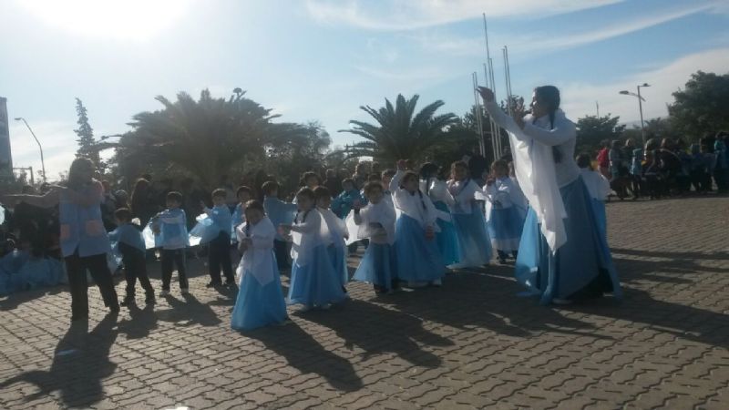 Los niños de Jardines de Infantes cumplieron su Homenaje a la Bandera