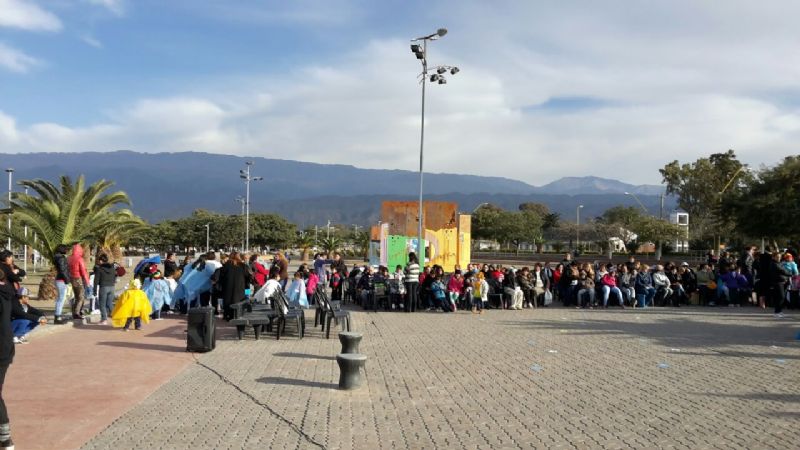 Los niños de Jardines de Infantes cumplieron su Homenaje a la Bandera