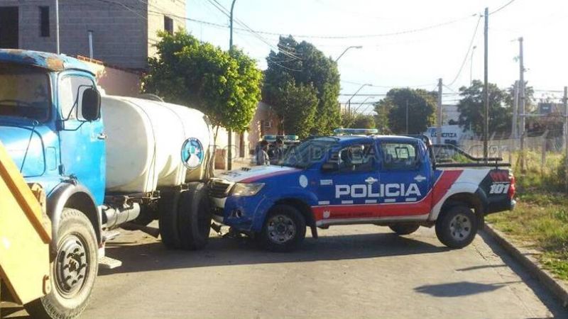 Policía que manejaba una camioneta se descompensó y chocó