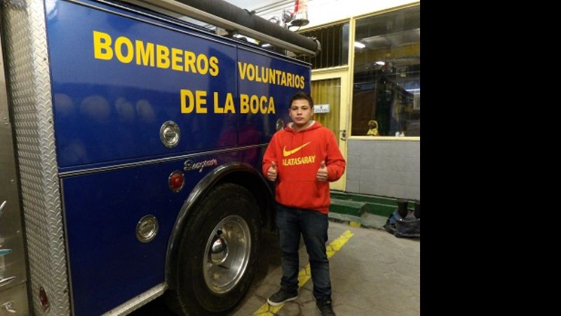 Catamarqueños en La Boca saludan a los bomberos voluntarios