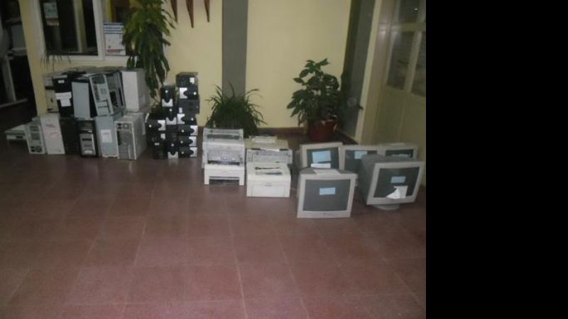 Escuela de adultos recibió material informático