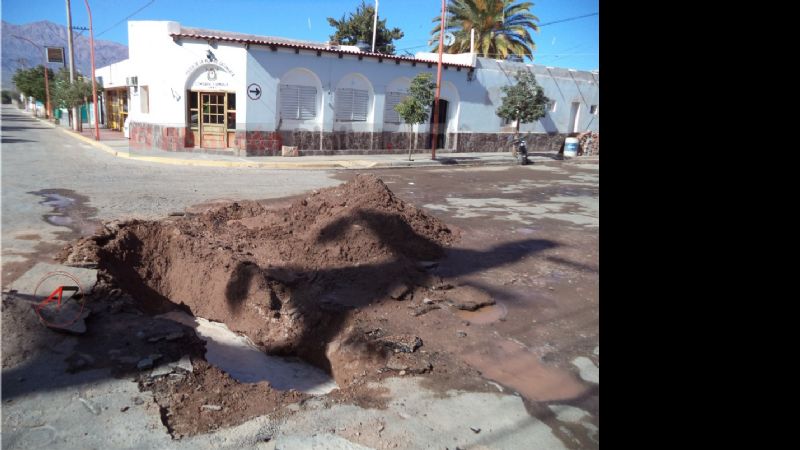 Una rotura de cañería en pleno centro dejó sin agua a Fiambalá