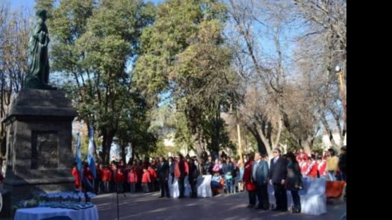 Alumnos de la Escuela Municipal y la Lealtad a la Bandera