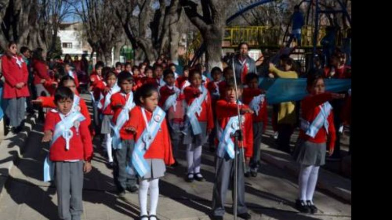 Alumnos de la Escuela Municipal y la Lealtad a la Bandera
