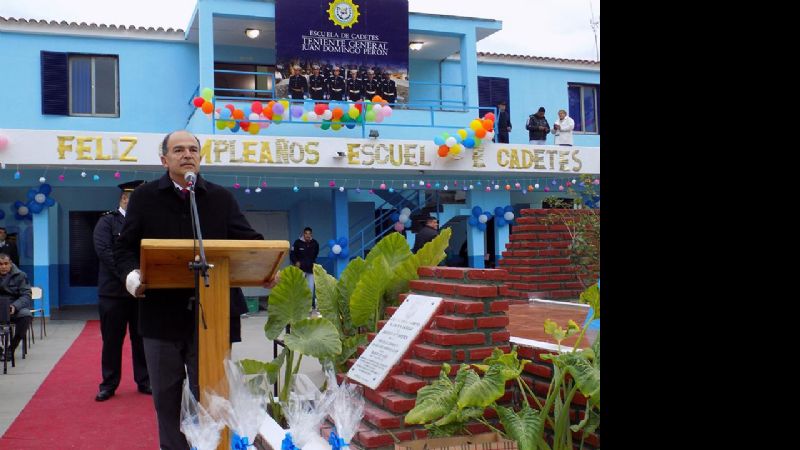 Denett pidió a los cadetes formarse profesional y humanamente