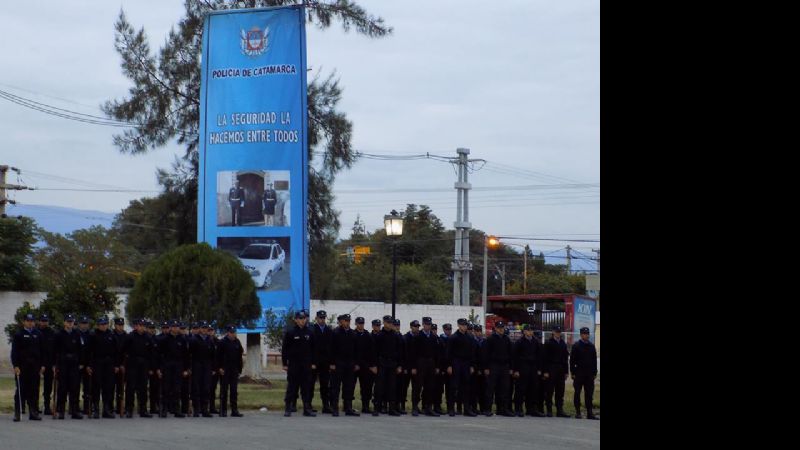 Denett pidió a los cadetes formarse profesional y humanamente