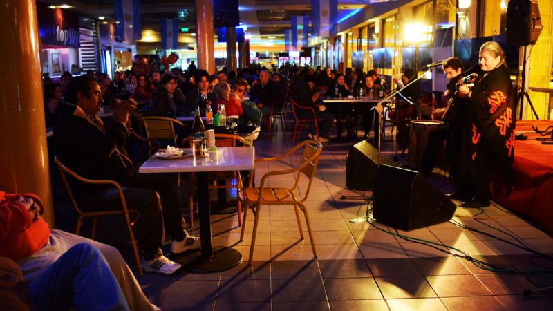 El patio de comidas de la Terminal, colmado para ver a Silvia Pacheco