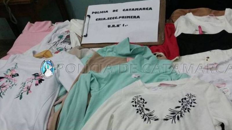 Tras una persecución policial, recuperan ropa robada de un comercio