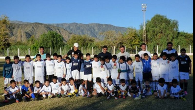 Jugadores de Unión Aconquija con los pibes