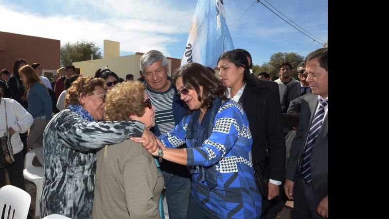 Lucía entregó viviendas a otras 40 familias tinogasteñas