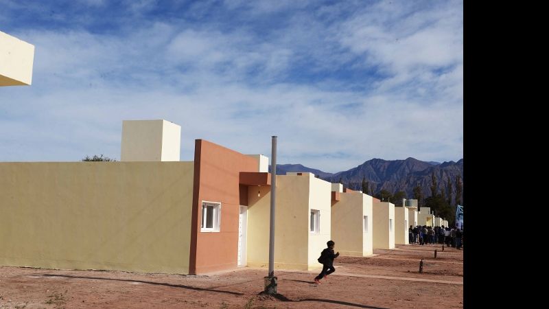 Lucía entregó viviendas a otras 40 familias tinogasteñas