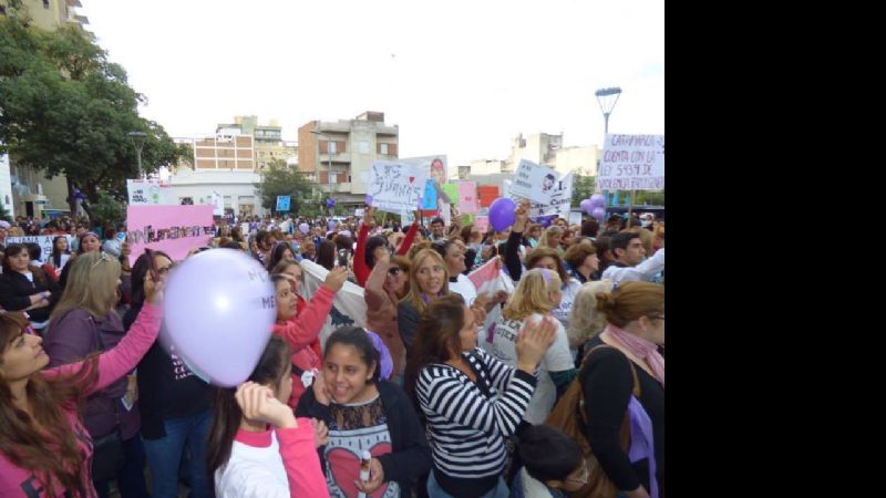 Gran participación en la marcha "Ni una menos"