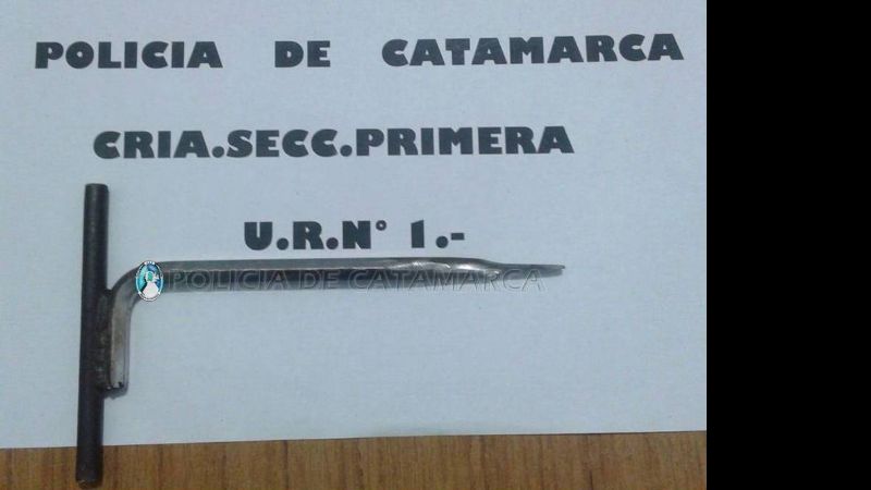 Arrestan a dos jóvenes y secuestran una “espadita”