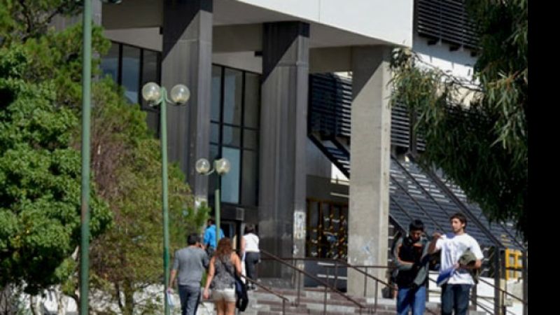 Allanan la Universidad Nacional de la Patagonia por presuntas adulteraciones de notas
