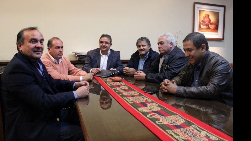 Dirigentes peronistas con intendentes radicales por las PASO