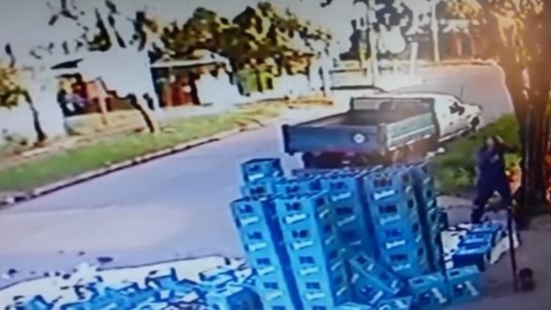 Video: Quiso salvar una cerveza y ¡mirá lo que le pasó!