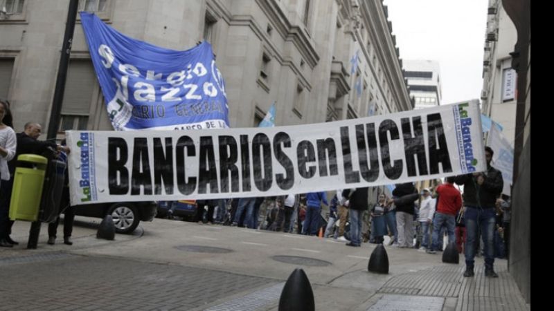 Bancarios cerraron aumento salarial y compensación por Ganancias