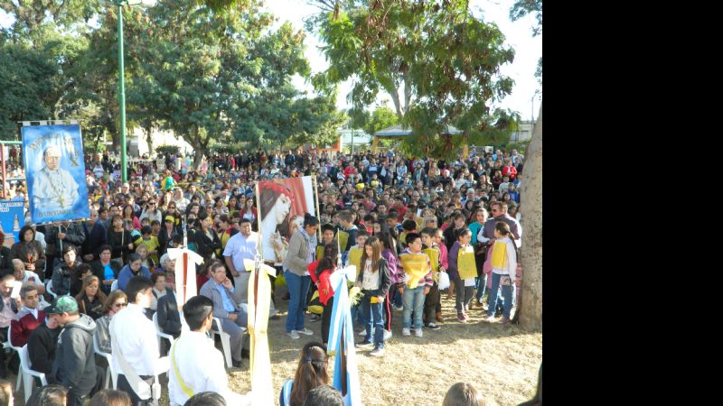 Una  multitud de fieles adoró y proclamó por las calles la presencia de Jesús en la Eucaristía