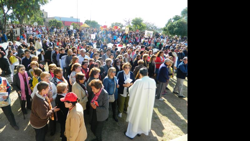 Una  multitud de fieles adoró y proclamó por las calles la presencia de Jesús en la Eucaristía