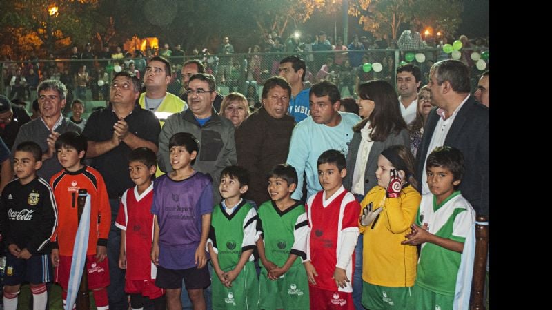 Se inauguró la nueva cancha de césped sintético del Barrio San Ramón