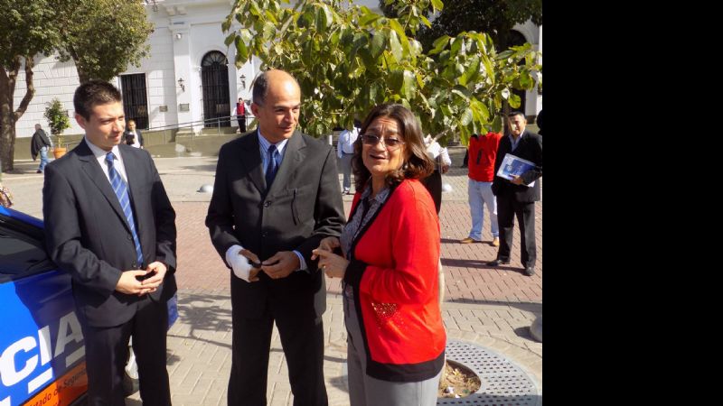 Corpacci y Denett entregaron un vehículo para la Policía