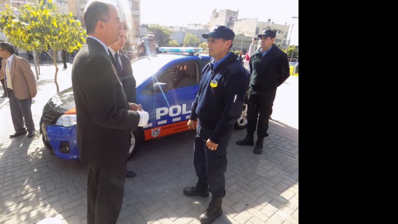Corpacci y Denett entregaron un vehículo para la Policía