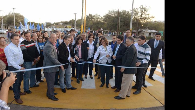 Lucía inauguró la rotonda de acceso a Banda de Varela