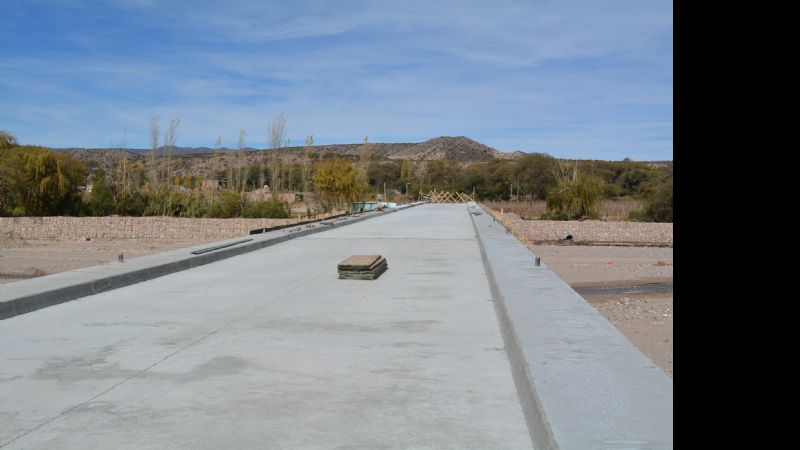 Notable avance en la construcción del puente que une Hualfín