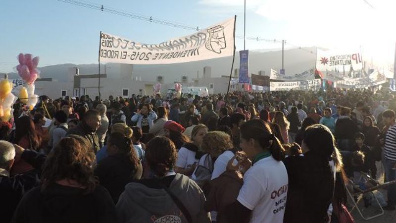 Una multitud se dio cita al acto de Lucía y Daniel