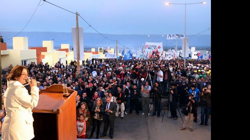 Una multitud se dio cita al acto de Lucía y Daniel