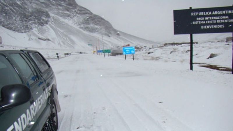 El paso Cristo Redentor permanecerá cerrado hasta el lunes por nevadas