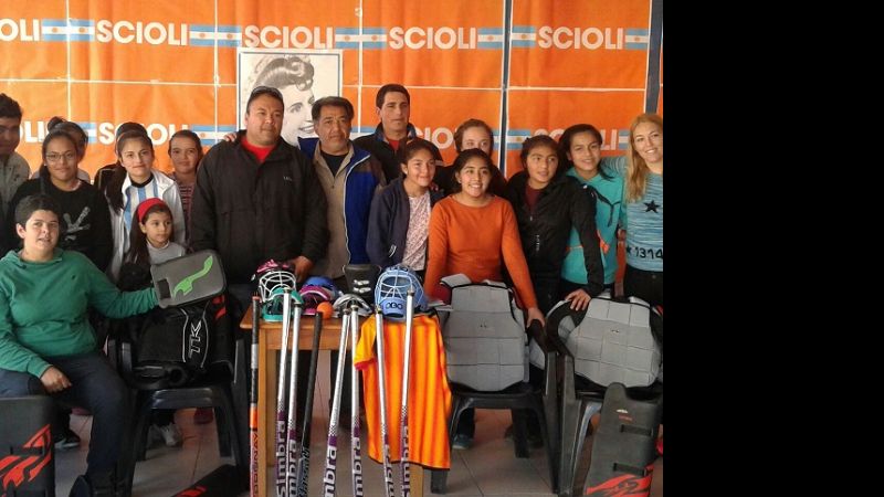 La línea 13 de Marzo entregó equipamiento a equipo de hockey femenino