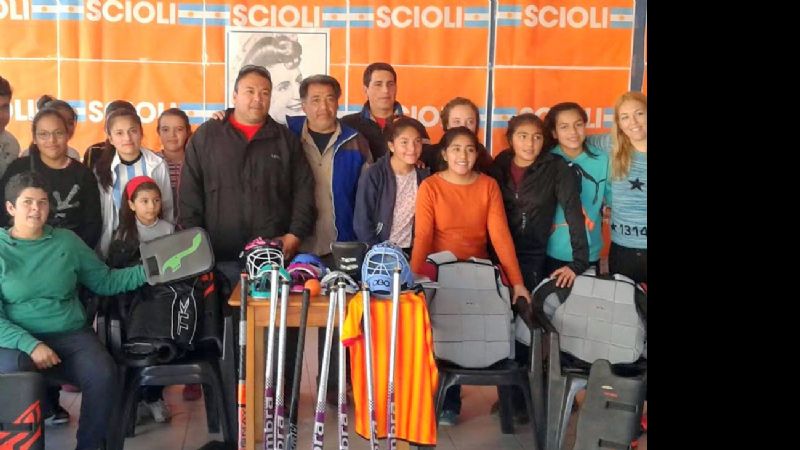 La “13M” de Andalgalá entregó equipamiento de hockey femenino