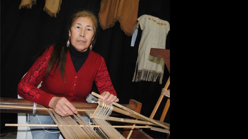 El taller textil es furor en el pabellón de artesanos