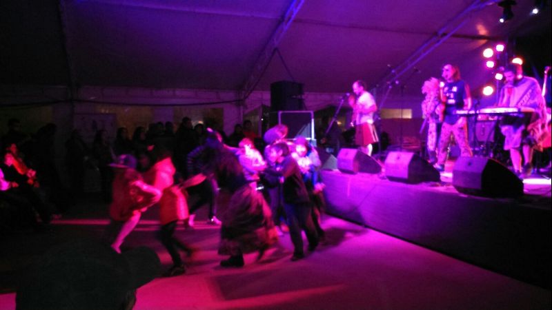 Gran concurrencia en la carpa de Educación