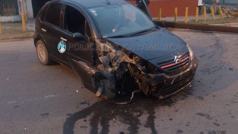 Joven herido tras chocar contra un poste