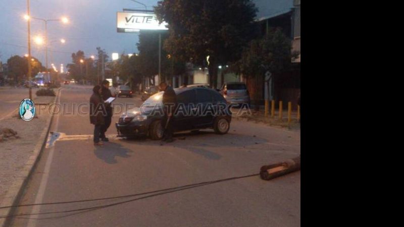 Joven herido tras chocar contra un poste