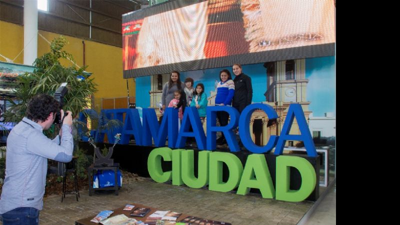 La Capital tiene su stand en la Fiesta del Poncho