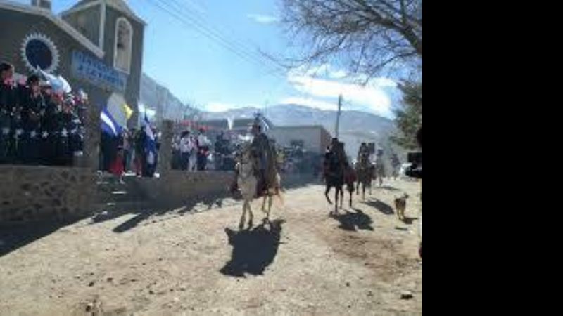 León Mendoza en el desfile 9 de julio de La Hoyada