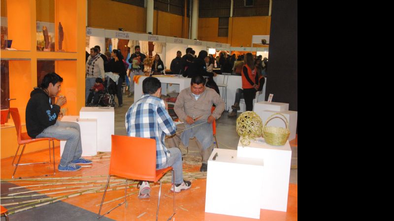 Mientras se disfruta se puede aprender cestería en el Poncho 2015