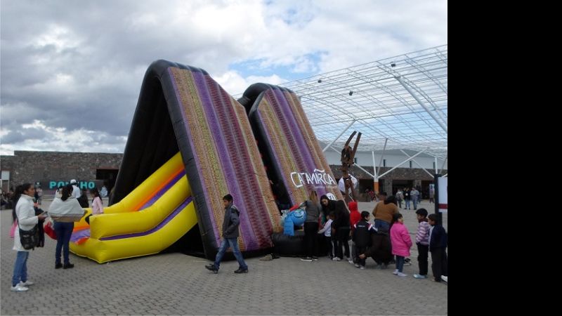 Un gigante Poncho Inflable recibe a los niños