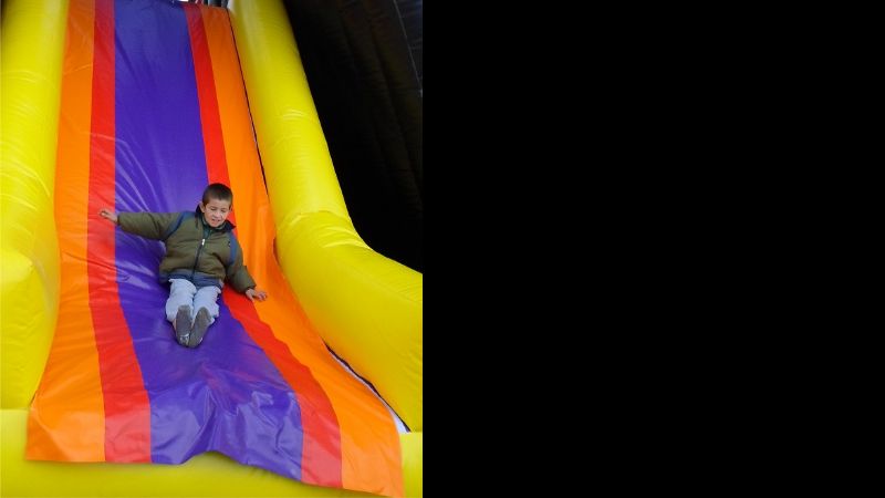 Un gigante Poncho Inflable recibe a los niños