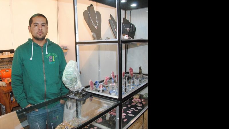 Jóvenes artesanos de Andalgalá exponen joyas de plata y rodocrosita