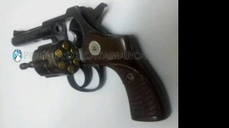 En pelea entre barras, detienen a un joven con una pistola cargada