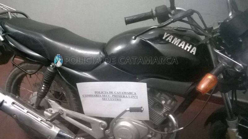 Arrestan a tres sujetos y secuestran una moto