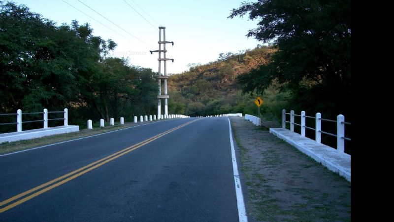 Tres heridos tras grave vuelco en la ruta 4
