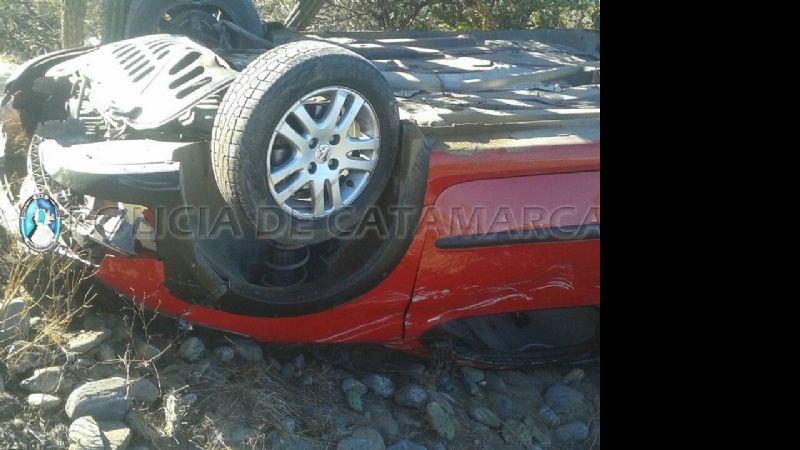 Volcó una camioneta en el ingreso a Valle Chico