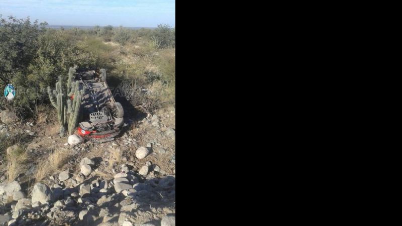 Volcó una camioneta en el ingreso a Valle Chico